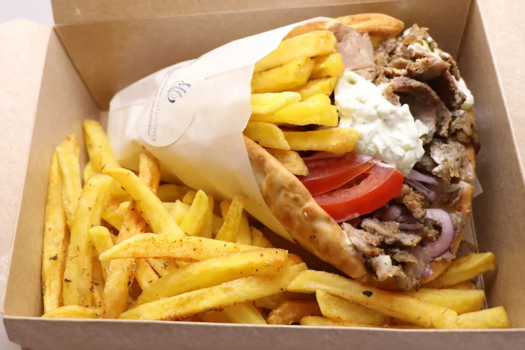 Gyros-mit-Pommes-Beilage-ifigenia-catering-food-truck-street-food-hausgemacht-homemade-greek-food-griechisch-zug